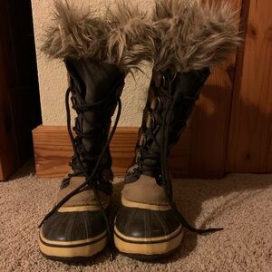 Women’s snow boots size 6